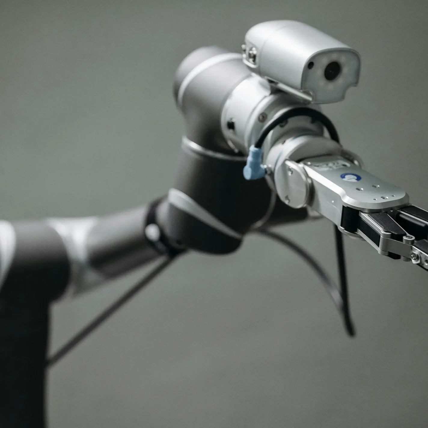 Industrial robot arm (sample image)